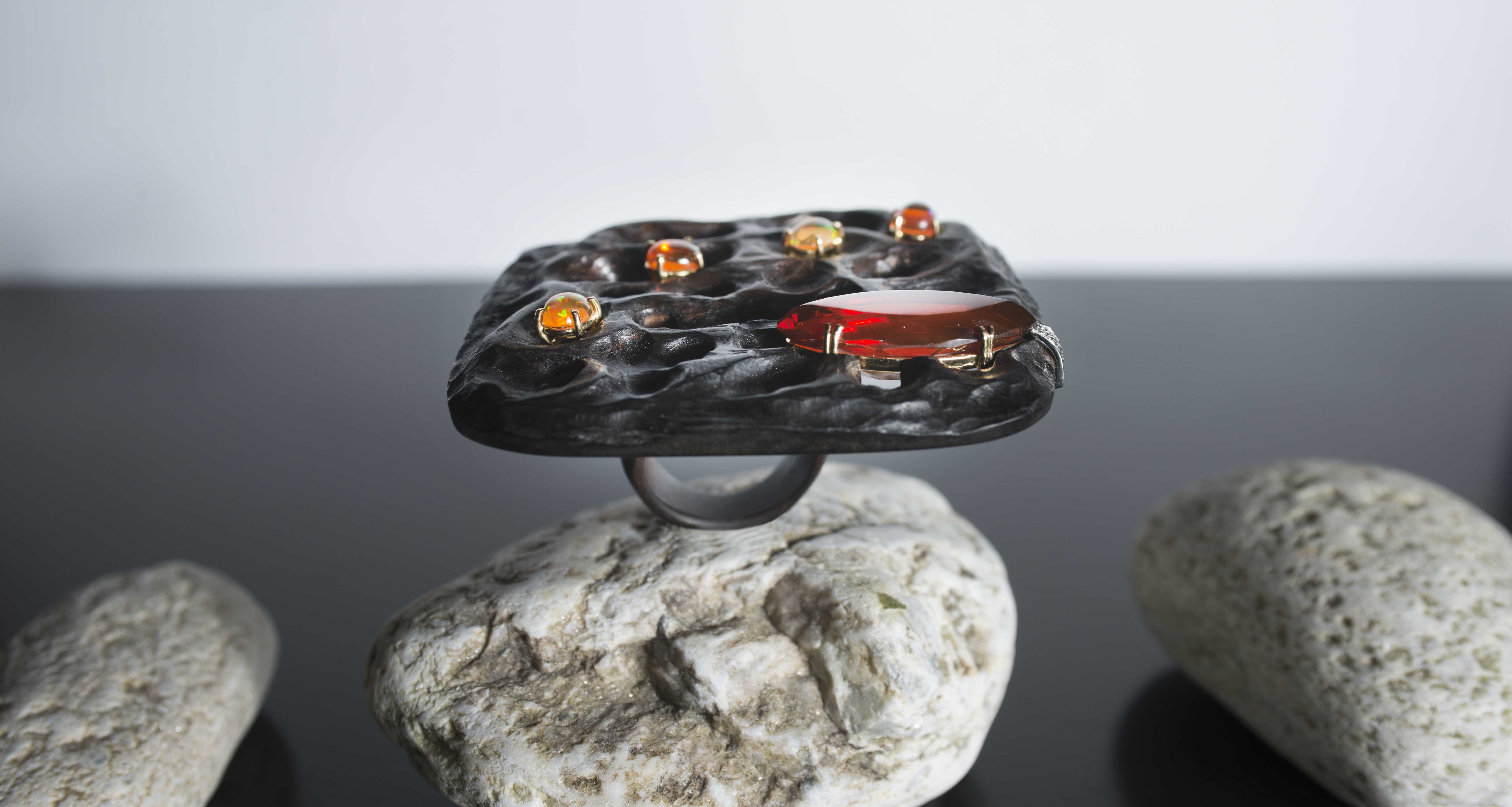 Anello in ebano rifinito in oro giallo e bianco con brillanti e opali di fuoco messicane.