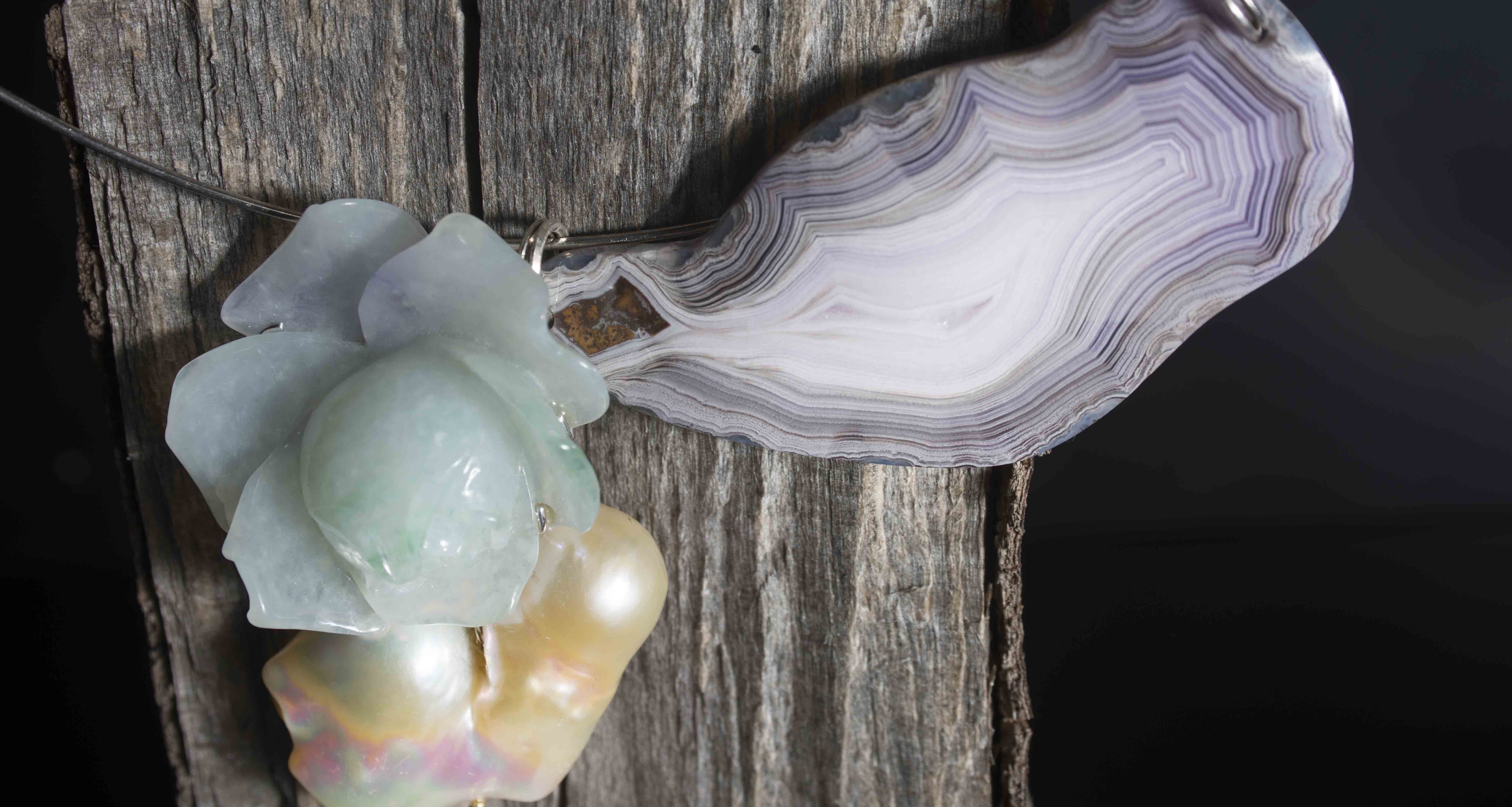 Girocollo in argento con fetta di agata glicine, rosa incisa di giada montata in oro bianco, perla barocca e geminato di cristalli di quarzo ialino.