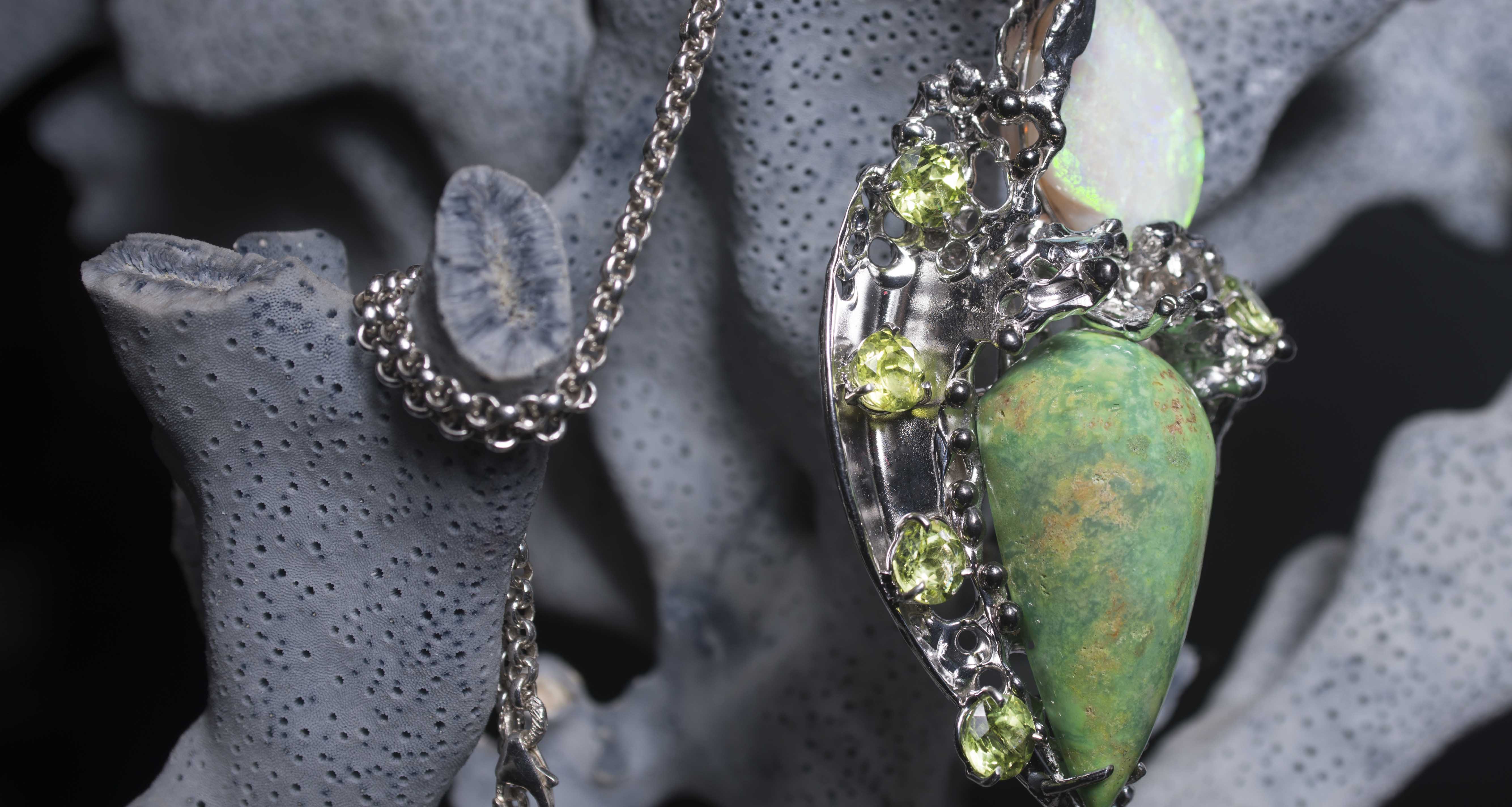 Ciondolo in argento con costellazione di peridoti per l' incontro di un cabochon di turchese verde e conchiglia opalizzata australiana.