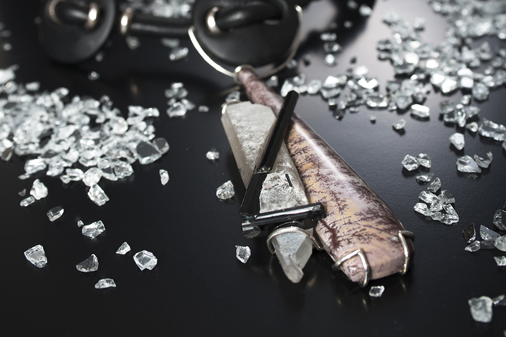 Girocollo in cuoio e onice. Ciondolo in legno silicizzato, quarzo ialino grezzo e tormalina sciorlite naturale grezza rifinita su argento.