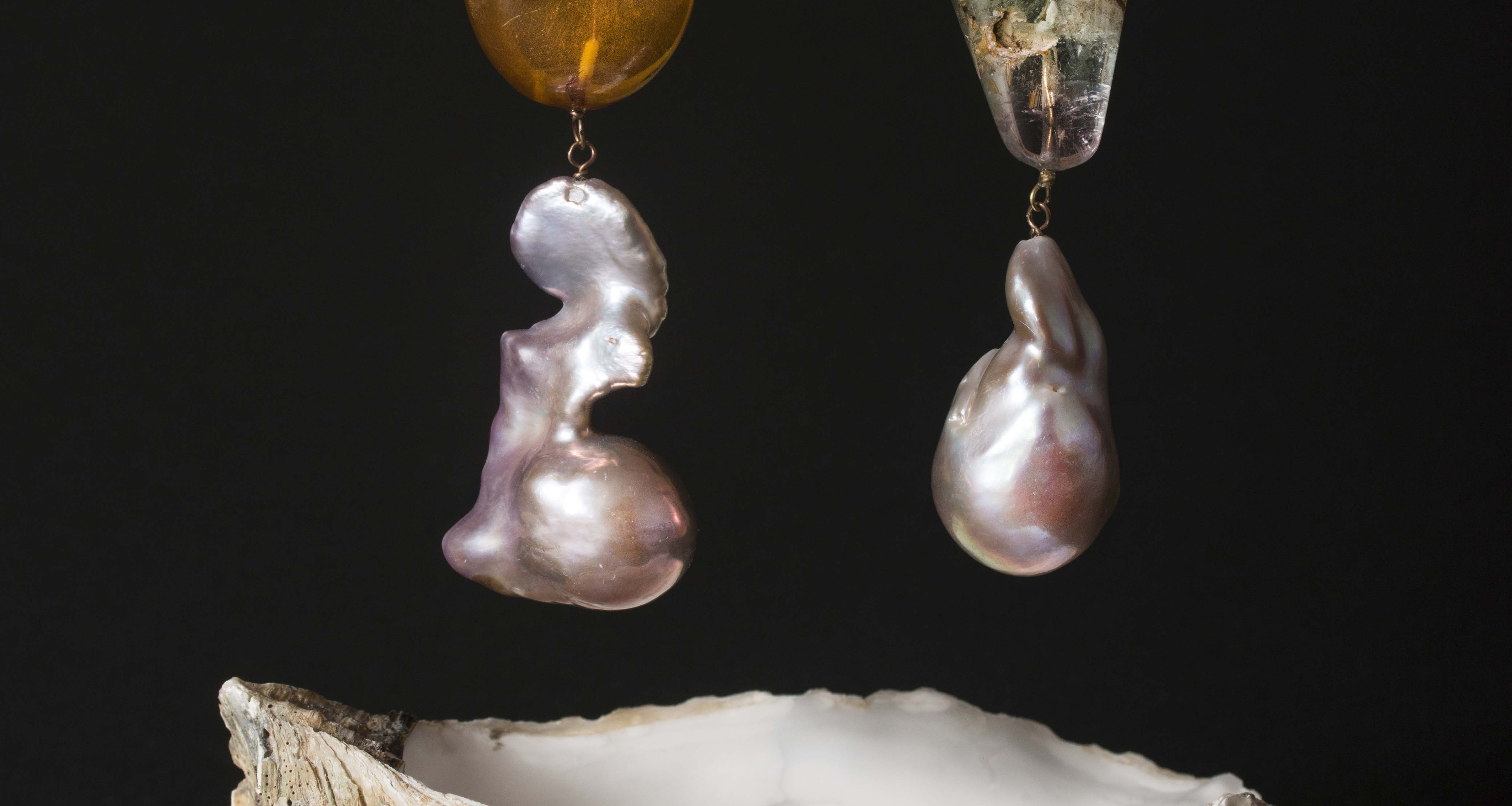 Orecchini in oro giallo dove ambra messicana e tormalina policroma si incontrano per unirsi a due perle barocche di acqua dolce.