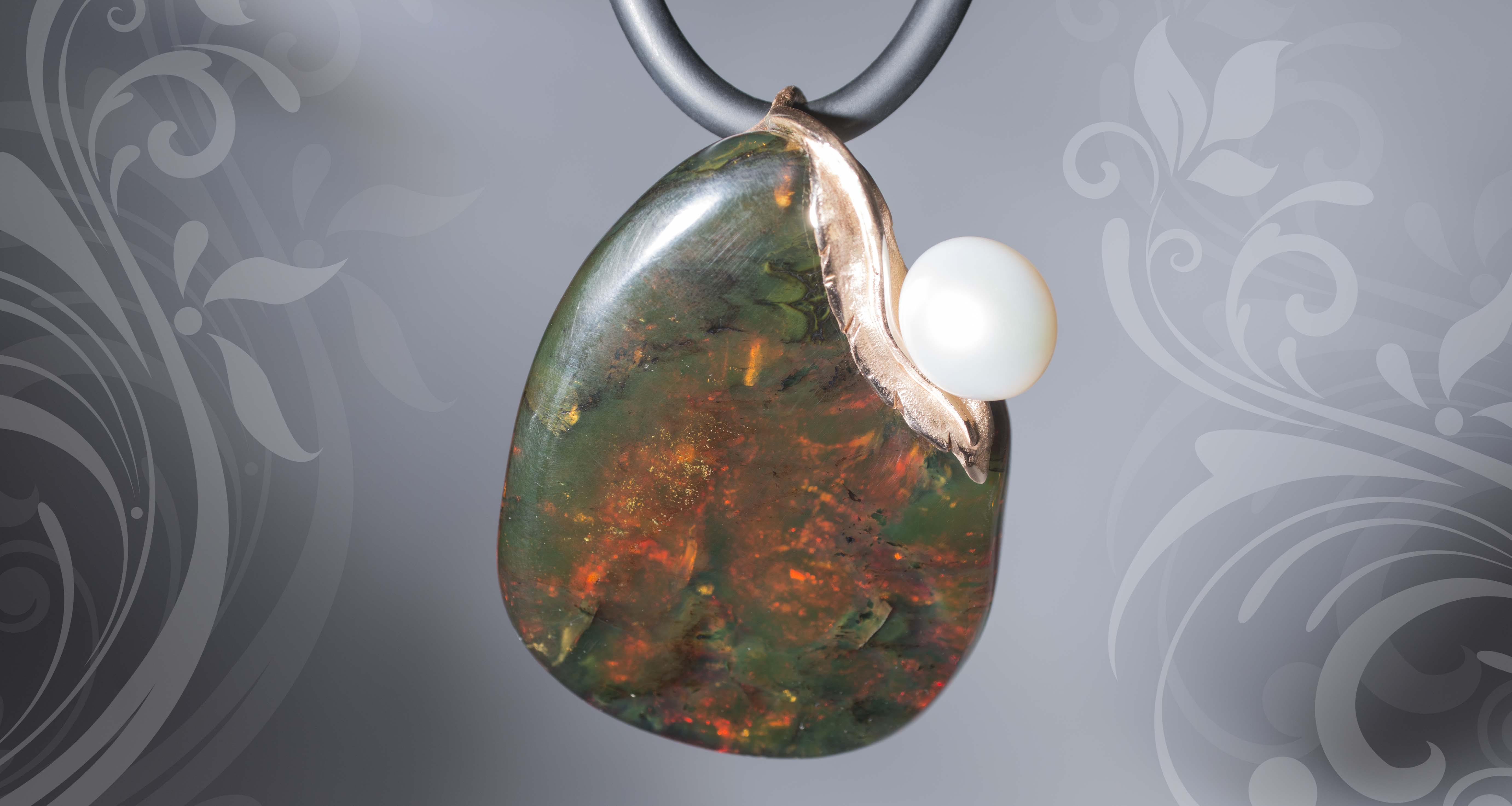Ciondolo in ambra verde messicana, perla australiana poggiata in un bellissimo equilibrio su di una foglia d'oro rosa.