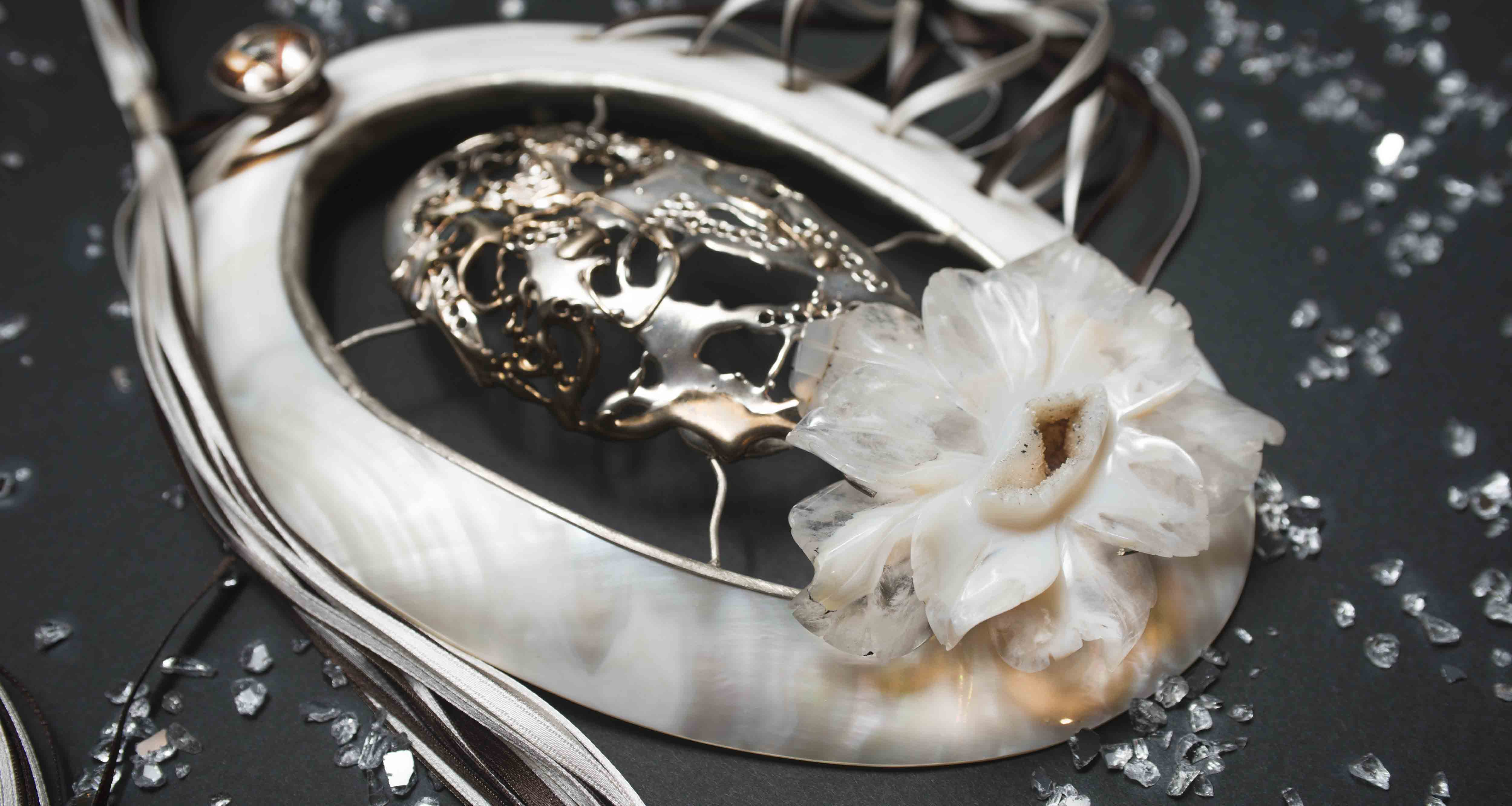Collana con fili di raso, madreperla, argento con multibrunitura, fiore inciso in agata e bottone di quarzo rutilato.