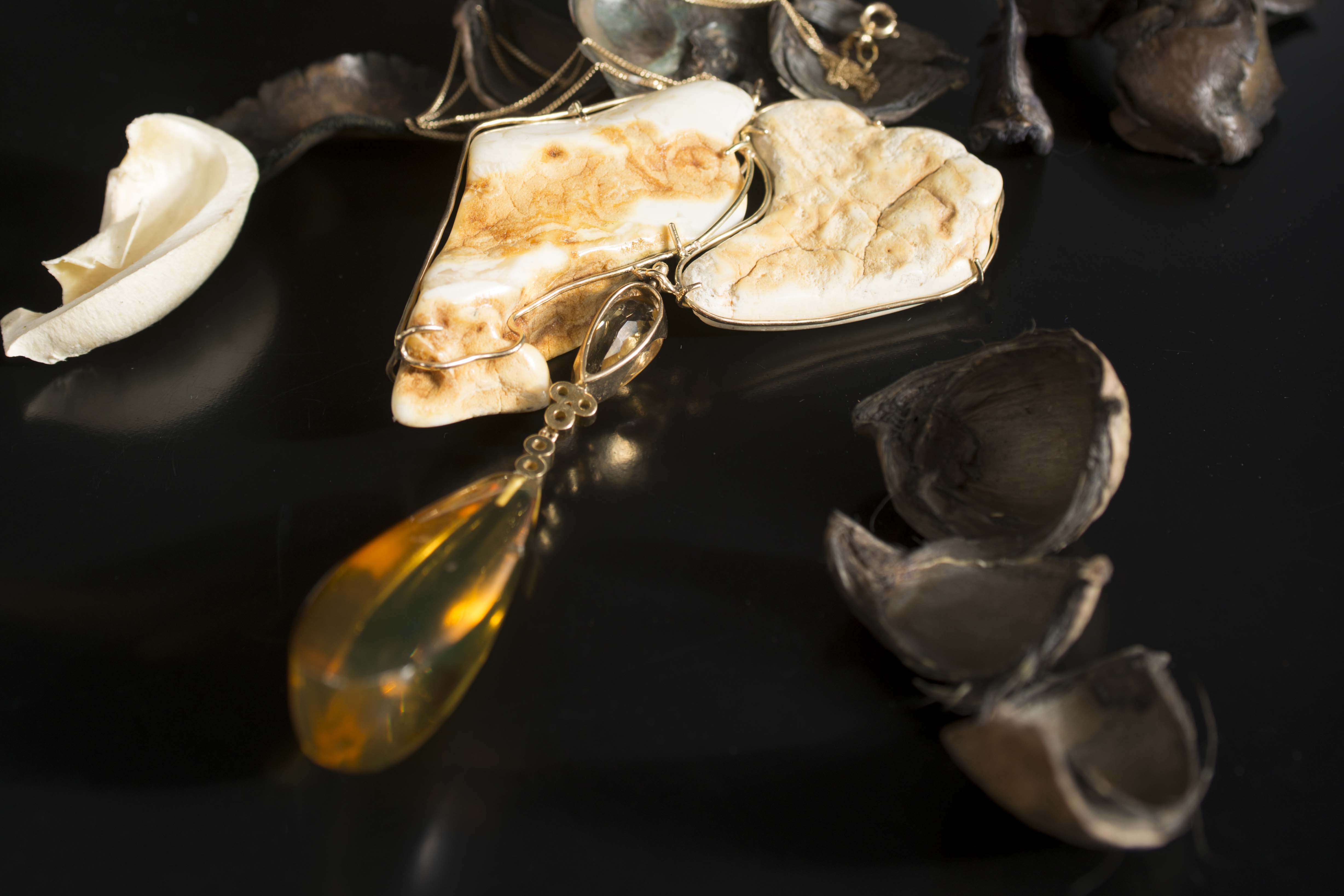 Il gioiello è un ciondolo ambra baltica imperiale, goccia di quarzo citrino, goccia di ambra domenicana naturale, zaffiri gialli e arancioni.
