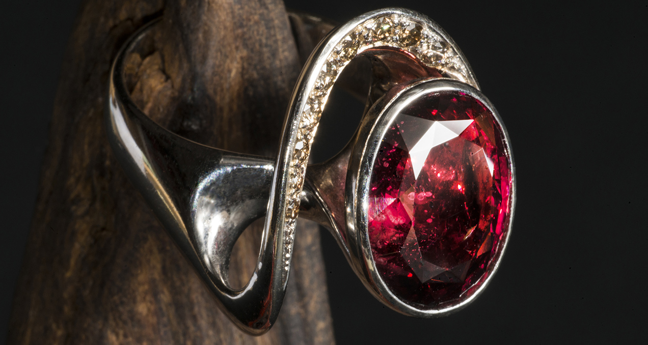Anello in oro bianco con brillanti brown e granato rodolite.
