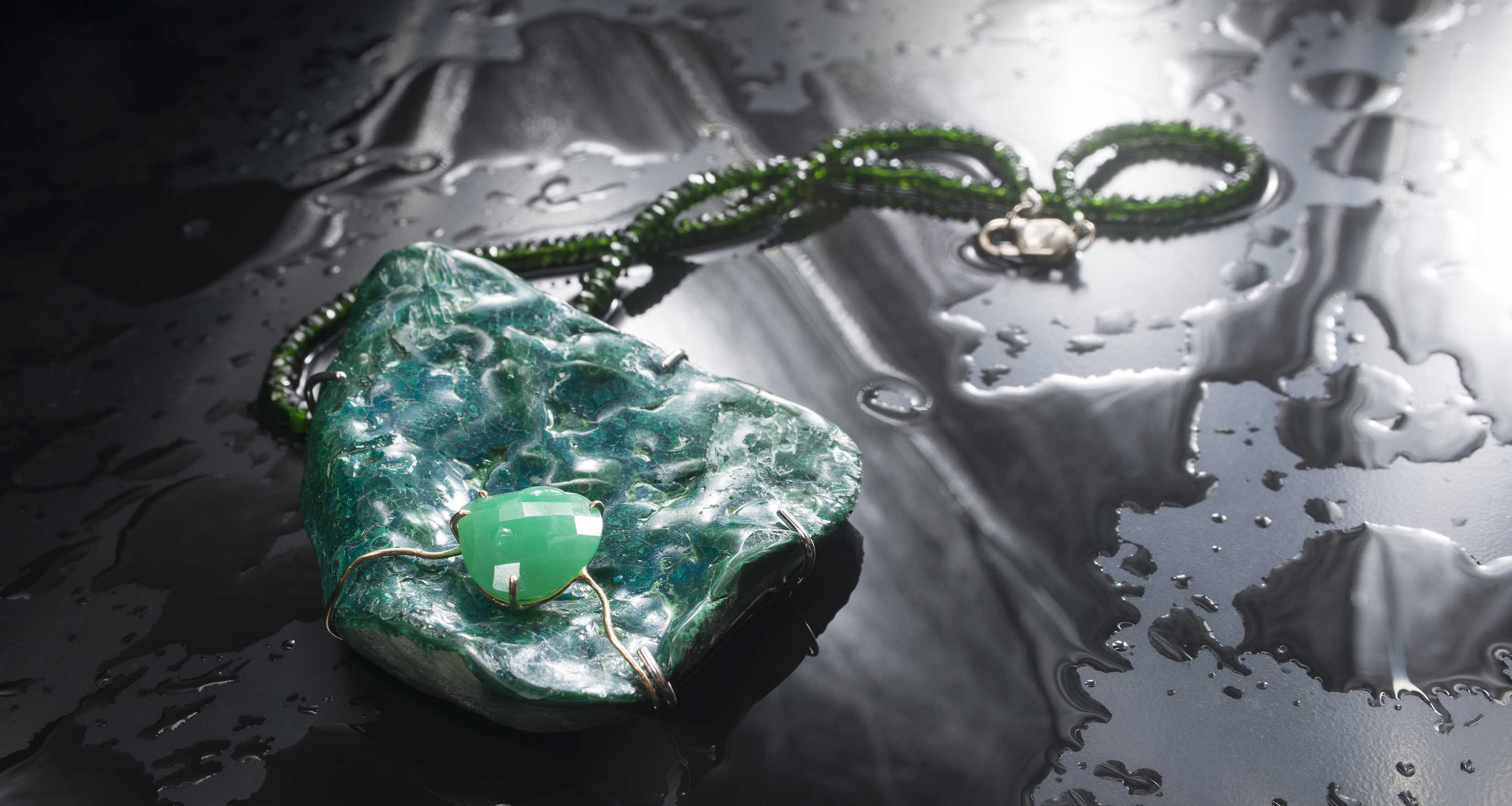 Collana in diopside. Ciondolo in crisocolla con goccia sfaccettata di crisoprasio montato in oro bianco.
