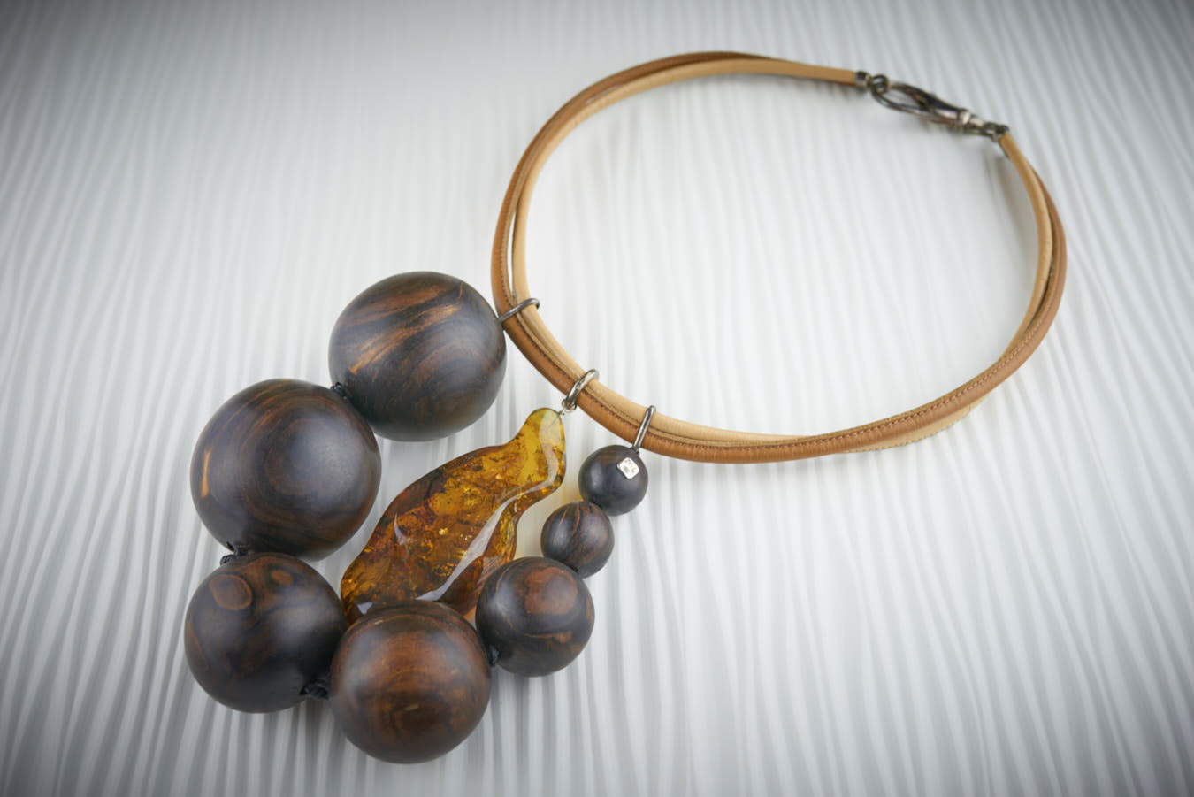 Collana in cuoio con sfere d'ebano e ciondolo in ambra messicana naturale