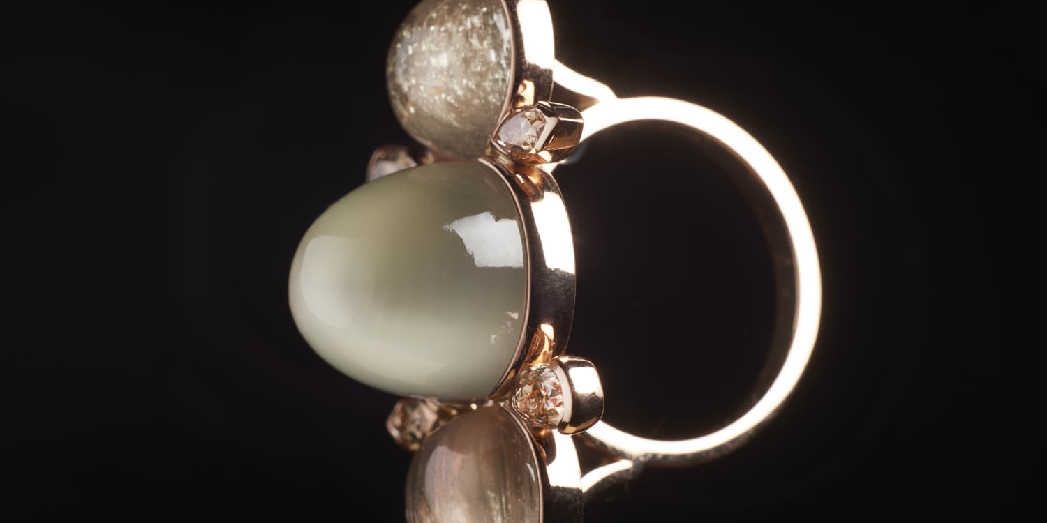 Anello in oro rosso con cabochon di pietra di luna, 2 cabochon di sultanite naturali, 2 diamanti brown a goccie e 2 diamanti a navette brown.