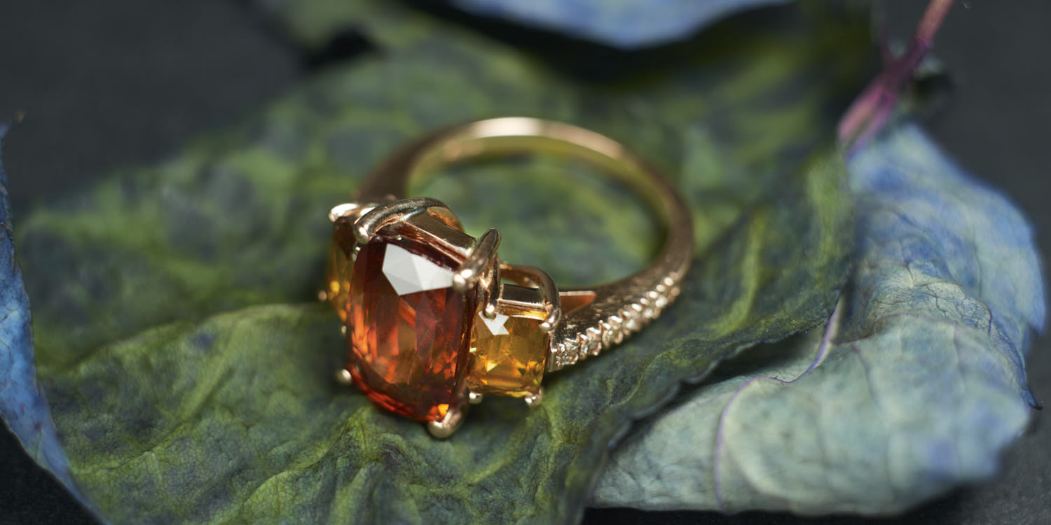 Anello in oro rosso con Zircone rosso naturale e 2 titaniti naturali con diamanti light brown