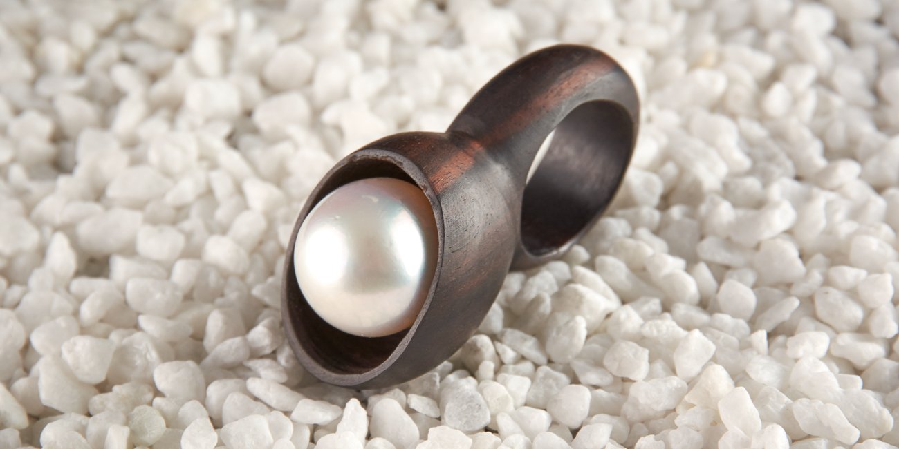 anello in ebano con perla australiana bianca
