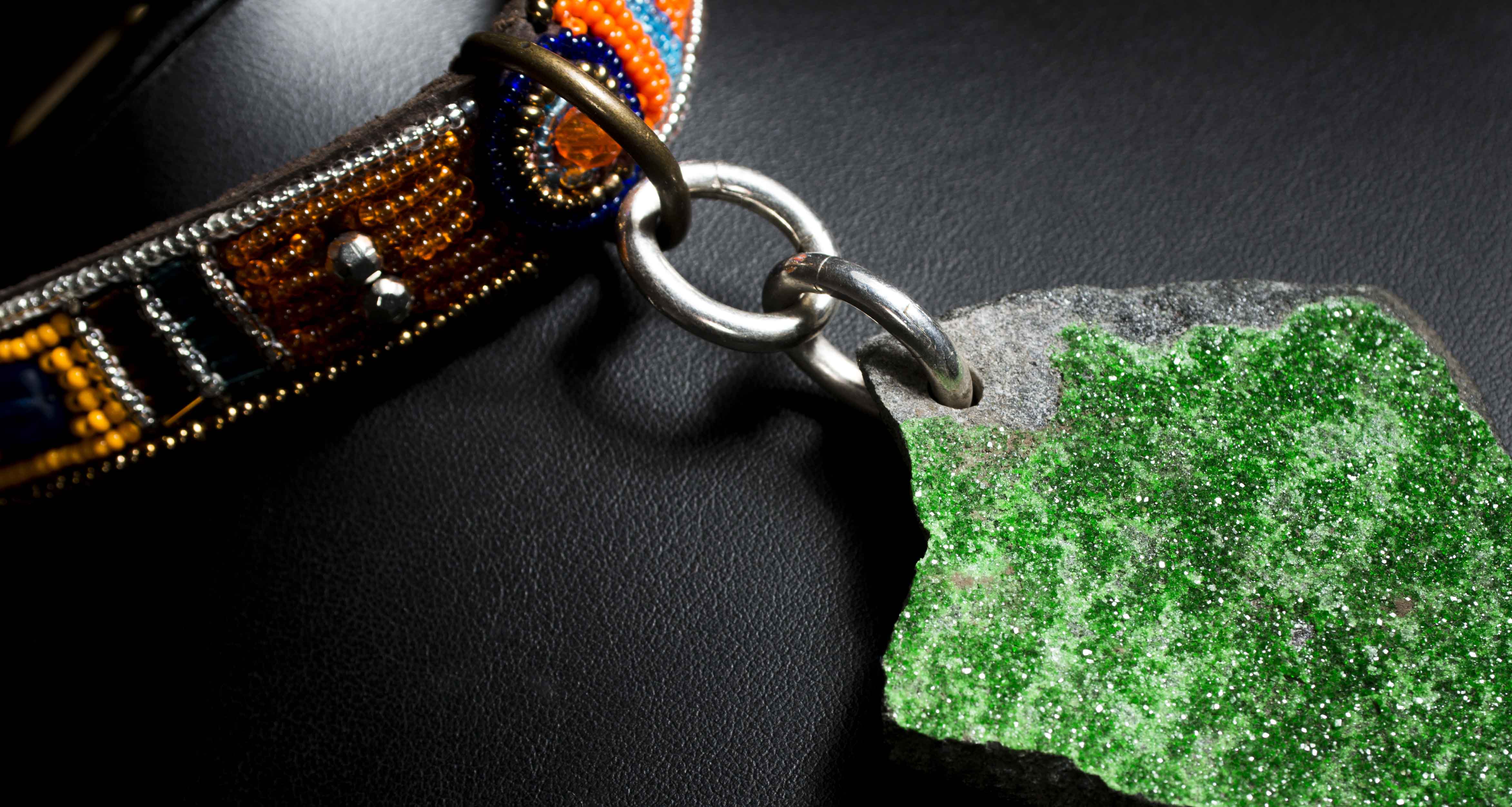 Collare per cane con lavorazione africana e ciondolo di granato uvarovite grezzo rifinito in argento.