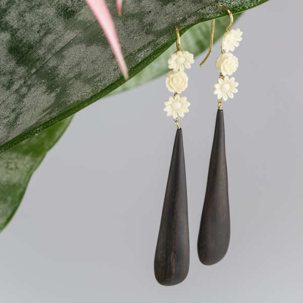 ART.45 - Yellow gold earrings with ivory fossil flowers and ebony drops