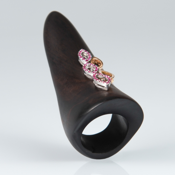 ART.42 - Anello in ebano con inserto in oro bianco e rosa con rubini