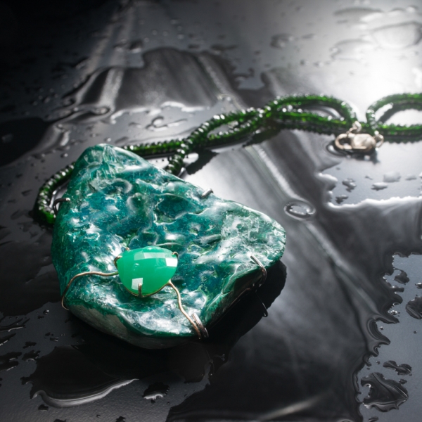 ART.33 - Diopside necklace. Chrysocolla with faceted drop chrysoprase mounted in yellow gold