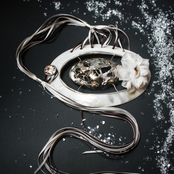 ART.29 - Collana con fili di raso, madreperla, argento con multibrunitura, fiore inciso in agata e bottone di quarzo rutilato