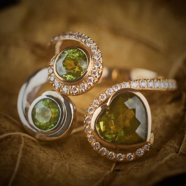 Rose gold ring with heart of green Demantoids sapphire and diamonds Cristina Zilli gioielleria Padova.