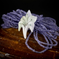Collana multi fili di iolite naturale con spilla in giada giadeite lavanda naturale montata in oro bianco con smeraldi.