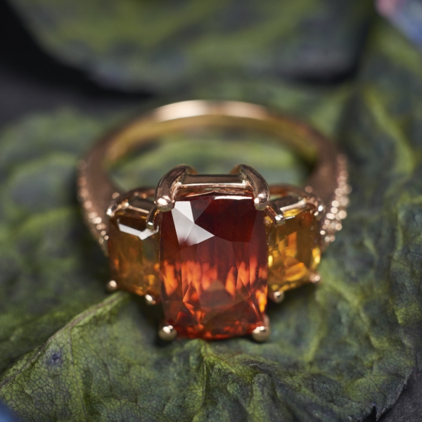 Anello in oro rosso con Zircone rosso naturale e 2 titaniti naturali con diamanti light brown.