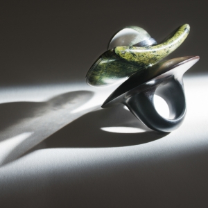 Anello in ebano con "foglia"di diaspro verde e cabochon in quarzo sagenitico con clorite rifinito in argento
