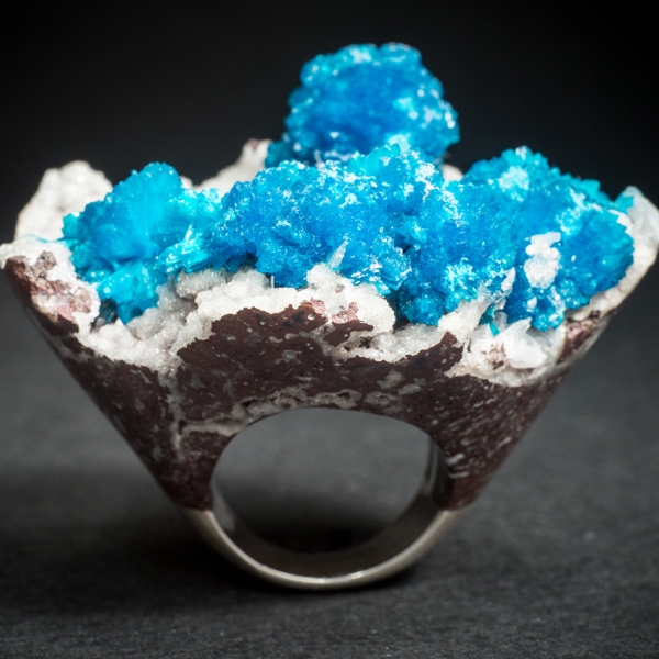 ART.39 - Anello con cavansite grezza e gambo in argento