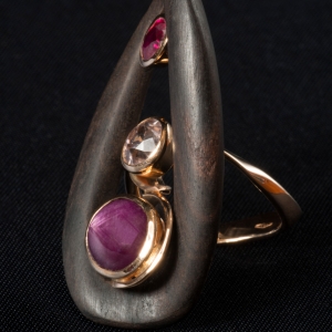 ART.19 - Ebony and pink gold ring with star ruby, faceted ruby and pink zircon