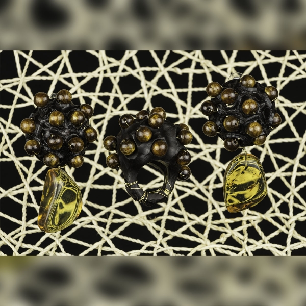 ART.50 - Trittico di anello con orecchini in ebano e argento dorato con sfere di corallo gold naturale e cabochon irregolari di ambra domenicana