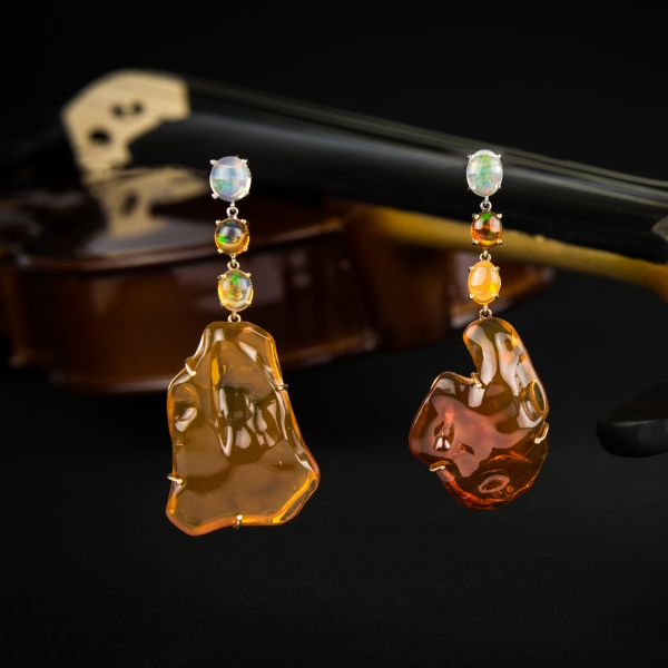 ART.53 - Earrings in yellow and white gold with natural Mexican opals with color effect