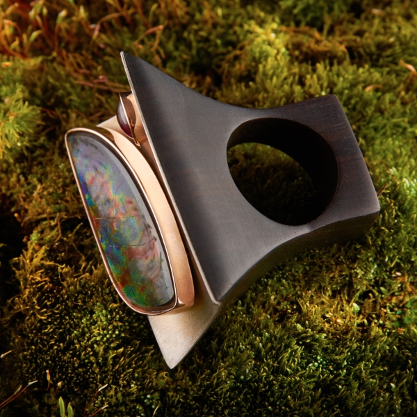Anello in ebano con perla australiana bianca.