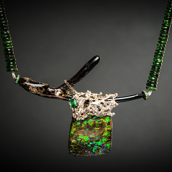 ART.41 - Collana in diopside con ramo di corallo nero. Ciondolo in argento, ammolite e cromo tormalina rettangolare