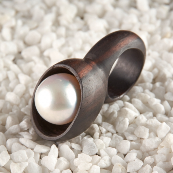 Anello in ebano con perla australiana bianca.