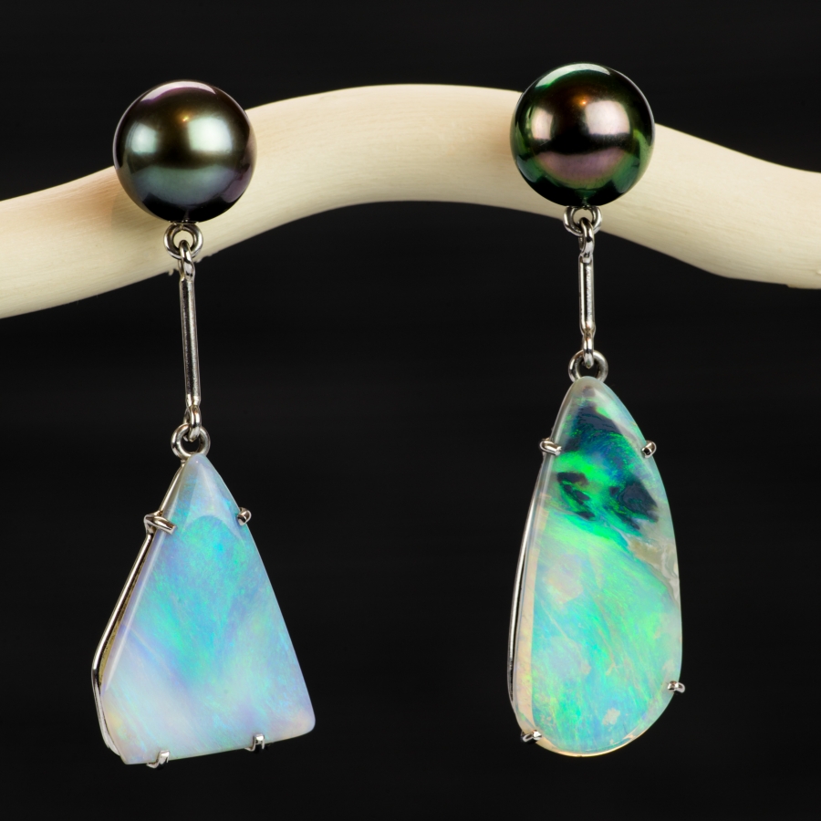 ART.43 - Orecchini in oro bianco con perle grigio verdastre di tahiti e opali australiane