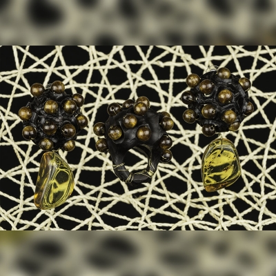 ART.50 - Ring and earrings triptych in ebony and gilded silver with natural gold beads coral and irregular Dominican amber cabochon