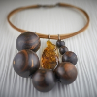 Collana in cuoio con sfere d'ebano e ciondolo in ambra messicana naturale.
