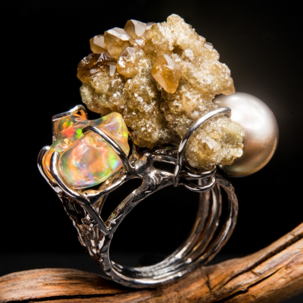 ART.34 - Anello in argento con granato demantoide, perla tahitiana e opale di fuoco messicana con giochi di luce