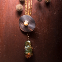 ART.18 - Collana di quarzo citrino ed ebano. Parte centrale in ebano con anello estraibile in oro giallo martellato con perla australiana, zaffiri gialli e arancio. Ciondolo in ambra verde