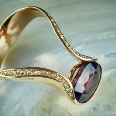 Rose gold ring with round diamonds and natural rodolite garnet. gioiello cristina zilli gioielleria padova