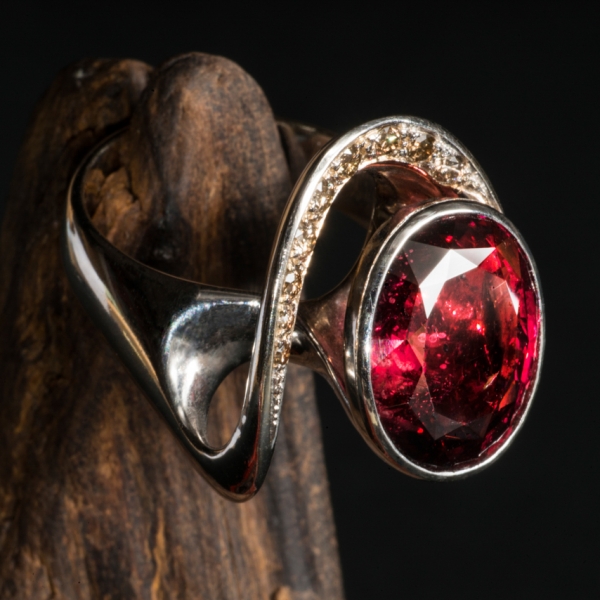 ART.32 - Anello in oro bianco con brillanti brown e granato rodolite