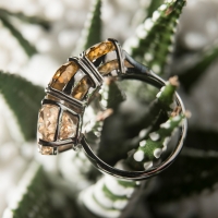 ART.35 - White gold ring with three zircons of increasingly and various shades of brown