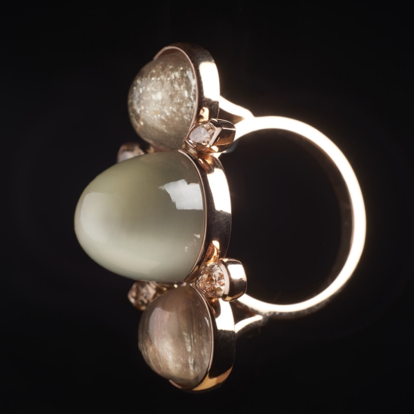 Anello in oro rosso con cabochon di pietra di luna, 2 cabochon di sultanite naturali, 2 diamanti brown a goccie e 2 diamanti a navette brown.