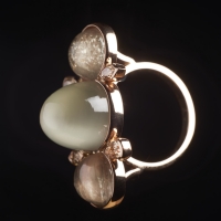 Anello in oro rosso con cabochon di pietra di luna, 2 cabochon di sultanite naturali, 2 diamanti brown a goccie e 2 diamanti a navette brown.