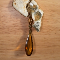 Ciondolo oro giallo, ambra baltica imperiale, goccia di quarzo citrino, goccia di ambra domenicana naturale e zaffiri gialli e arancioni