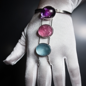 ART.22 - Anello-bracciale in oro bianco uniti da 3 cabochon di quarzo ametista, tormalina rosa e acquamarina