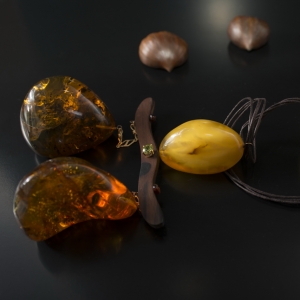 Collana in ambra baltica, ambra domenicana e 2 peridoti rotondi sfaccettati tenuti assieme da oro giallo e cuoio