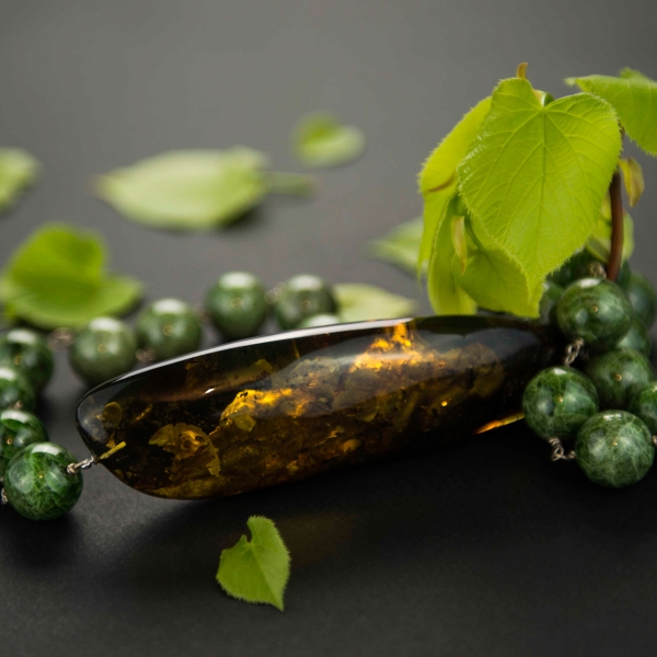 ART.47 - Collana di diopside sferica con centrale di ambra baltica naturale montata su argento