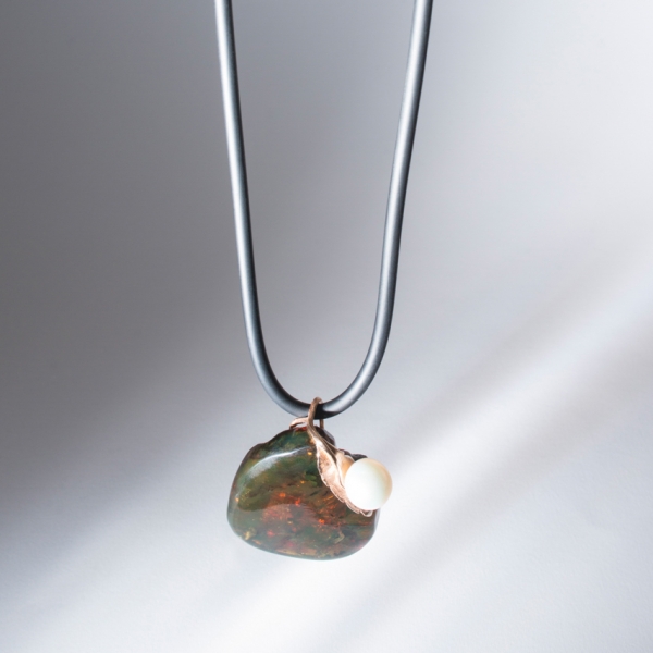 ART.28 - Ciondolo in ambra verde messicana, perla australiana poggiata in un bellissimo equilibrio su di una foglia d'oro rosa
