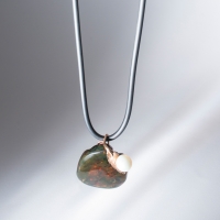 ART.28 - Ciondolo in ambra verde messicana, perla australiana poggiata in un bellissimo equilibrio su di una foglia d'oro rosa