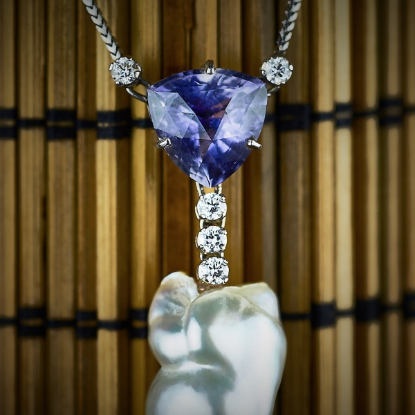 Ciondolo in oro bianco con iolite, brillanti e perla australiana
