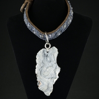 Collana africana ricamata a mano con fetta di agata cristallina naturale con argento.
