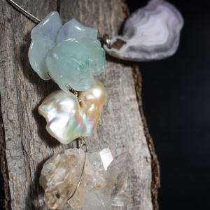 Necklace in silver with agate slice of wisteria, rose engraved jade in white gold, baroque pearl and geminate crystals of hyaline quartz