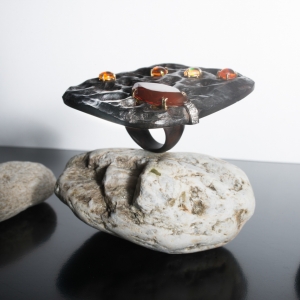 Ebony ring with yellow and white gold, diamonds and Mexican fire opals